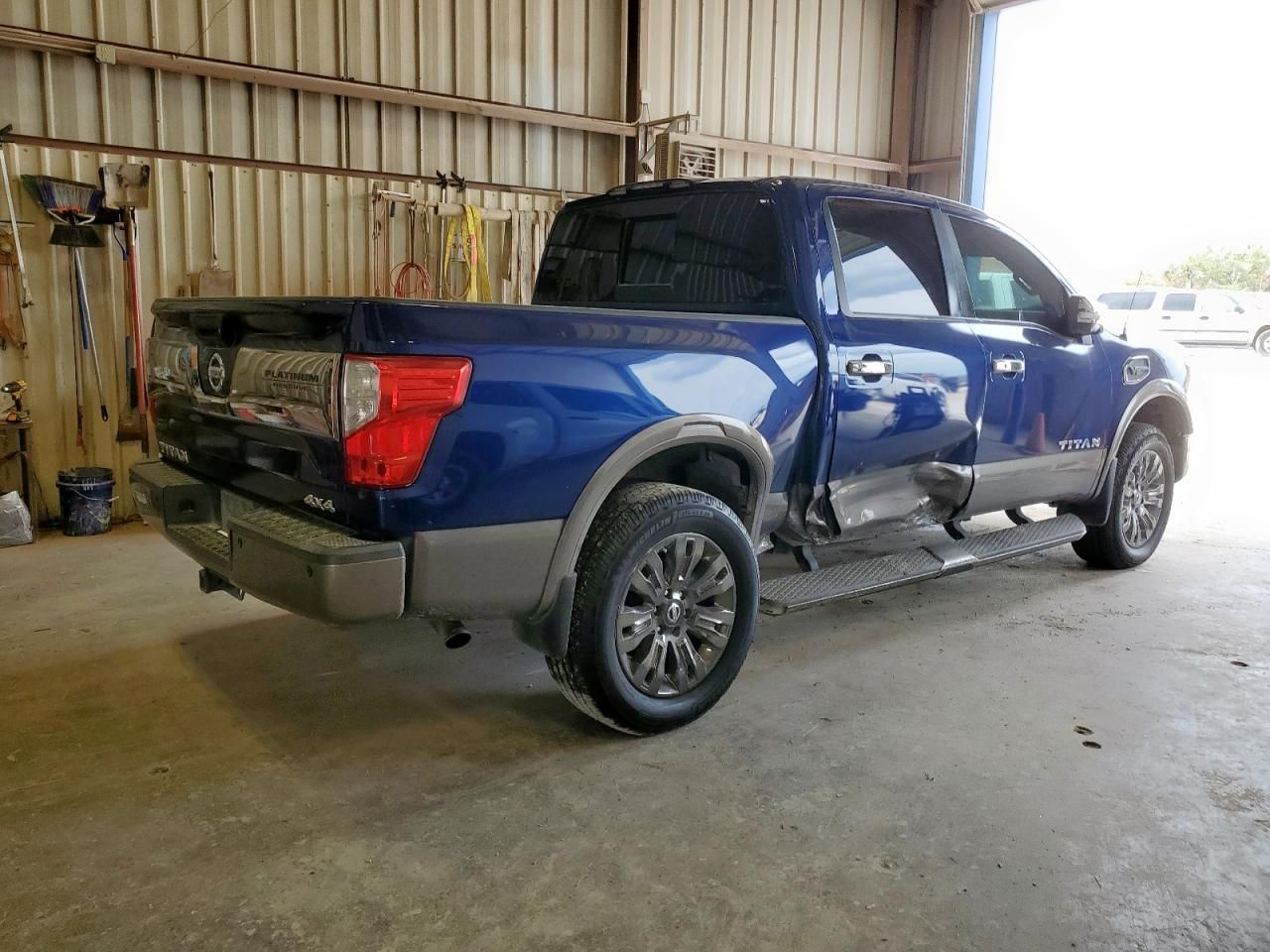 2017 Nissan Titan sv