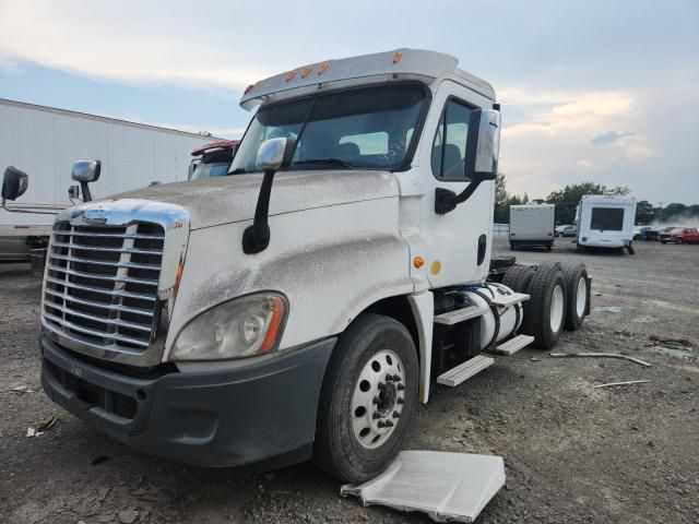 2013 Freightliner Cascadia Semi Truck
