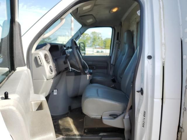 2010 Ford Econoline E450 Super Duty Cutaway Van