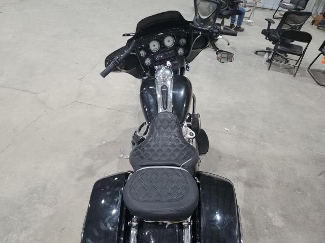 2011 Harley-Davidson Flhx