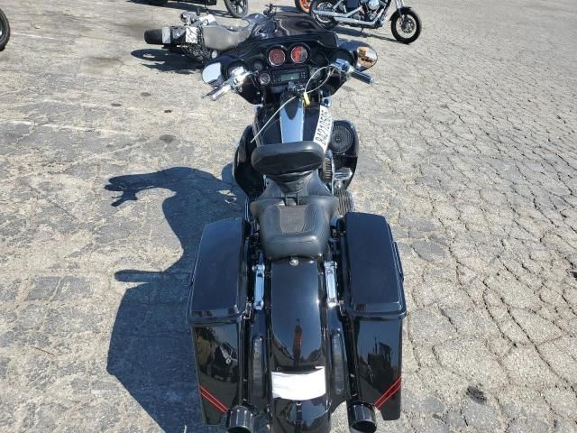 2011 Harley-Davidson FLHXSE2