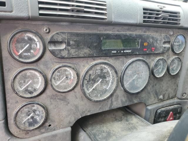 2013 Freightliner Cascadia 113 Semi Truck