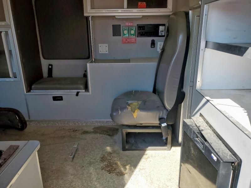 2015 Ford Econoline E350 Super Duty Cutaway Van