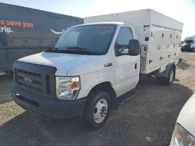 2017 Ford Econoline E450 Super Duty Cutaway Van