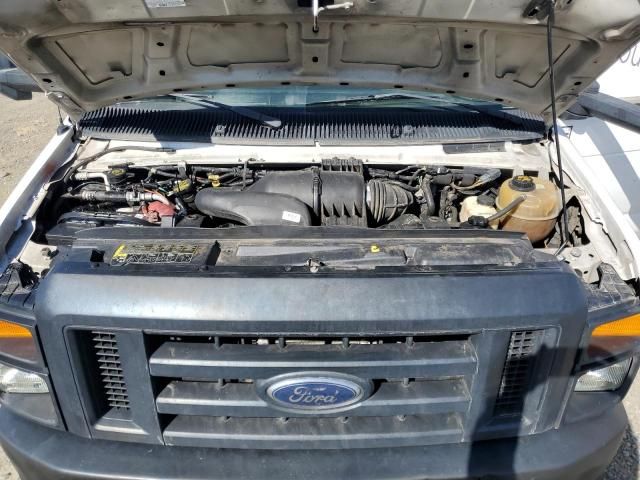 2011 Ford Econoline E450 Super Duty Cutaway Van
