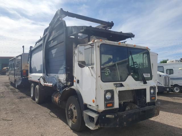 2000 Mack MR Refuse Truck