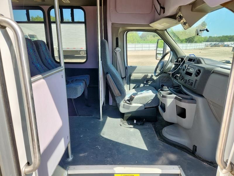 2017 Ford Econoline E450 Super Duty Cutaway Van