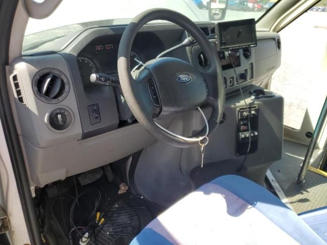 2011 Ford Econoline E450 Super Duty Cutaway Van