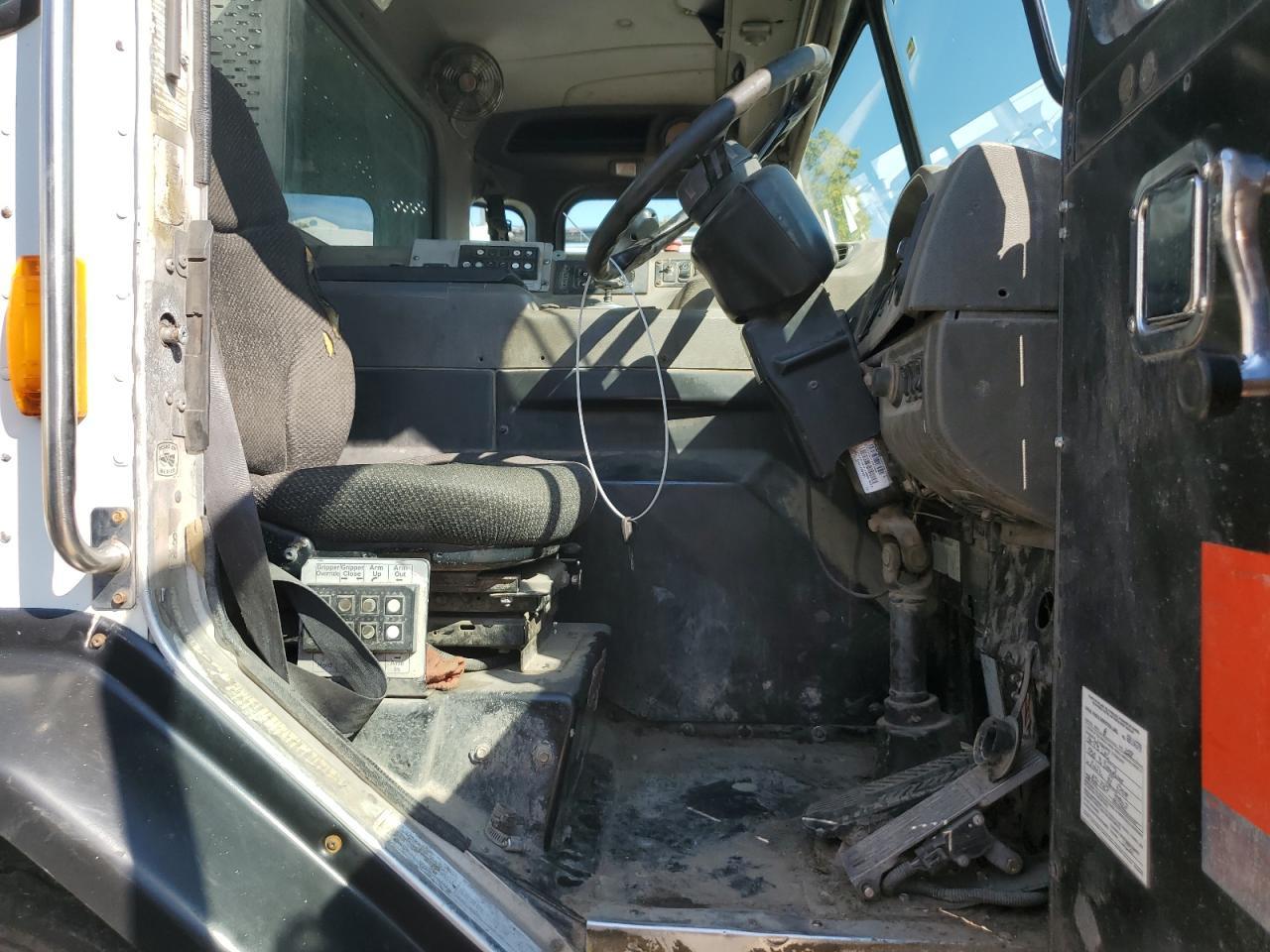 2015 Peterbilt Tractor 2015 Peterbilt 320 Refuse Truck