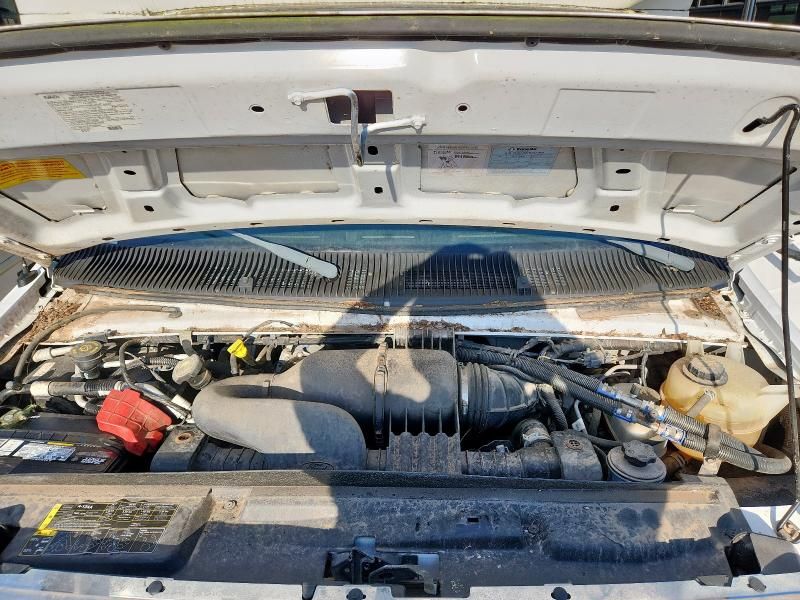 2017 Ford Econoline E450 Super Duty Cutaway Van