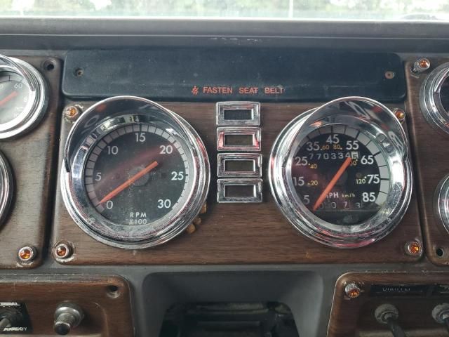 2006 Freightliner FLD132 Semi Truck