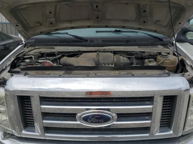 2011 Ford Econoline E350 Super Duty Cutaway Van