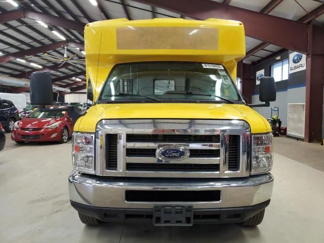 2019 Ford Econoline E450 Super Duty Cutaway Van