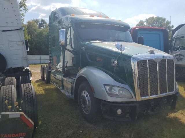 2015 Peterbilt 587 Semi Truck