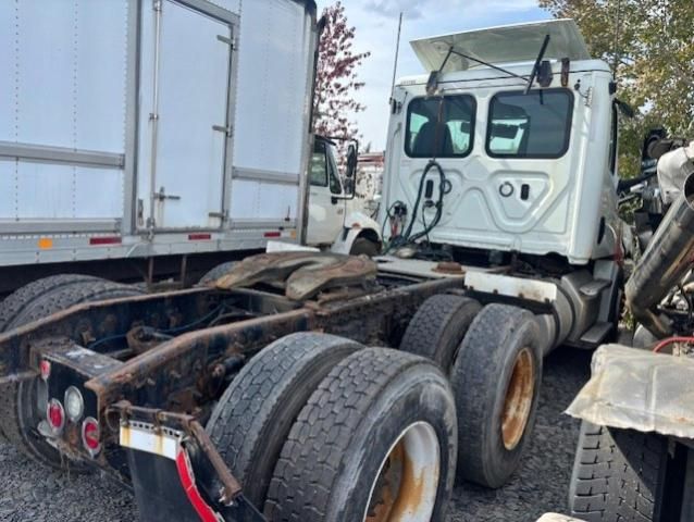 2020 Freightliner Cascadia 1-Trucks