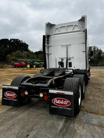 2015 Peterbilt 579-Trucks