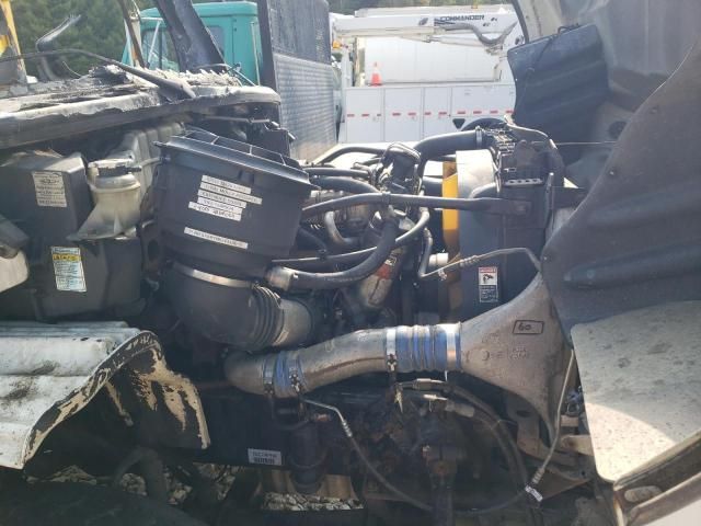 2005 Freightliner M2 112 MED-Flat BED Truck