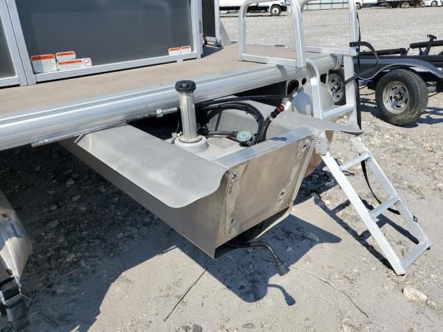 2021 Sun Tracker Partybarge