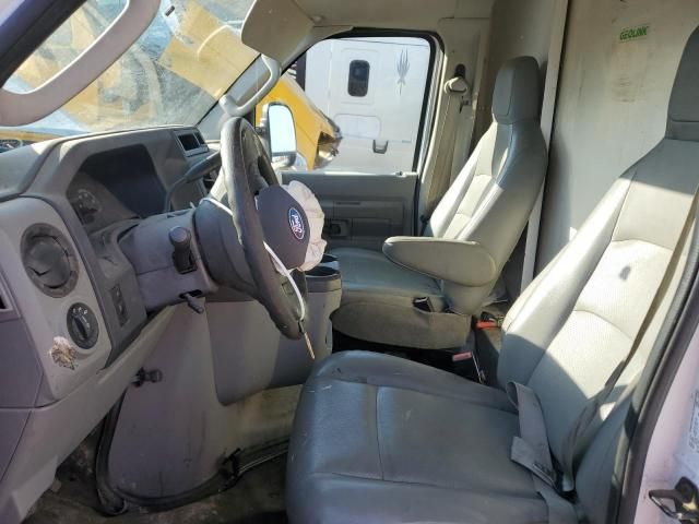2015 Ford Econoline E350 Super Duty Cutaway Van