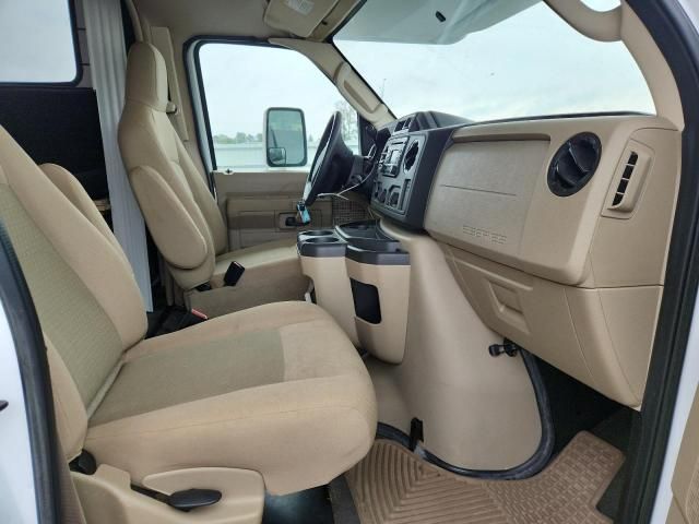 2013 Ford Econoline E350 Super Duty Cutaway Van