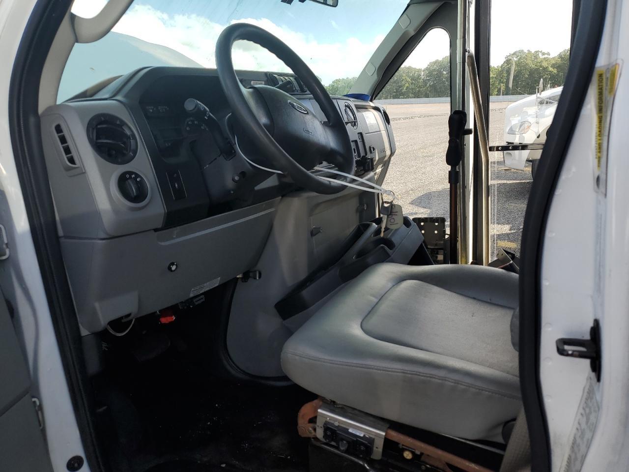 2016 Ford E450 Shuttle Bus