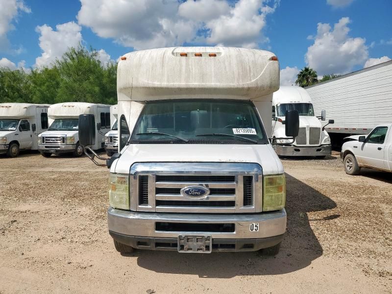 2017 Ford Econoline E450 Super Duty Cutaway Van