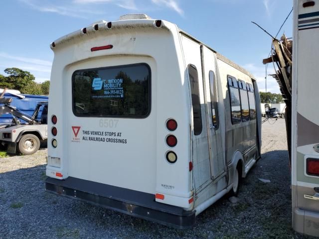 2011 Ford Econoline E450 Super Duty Cutaway Van
