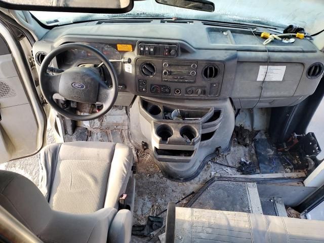 2010 Ford Econoline E450 Super Duty Cutaway Van