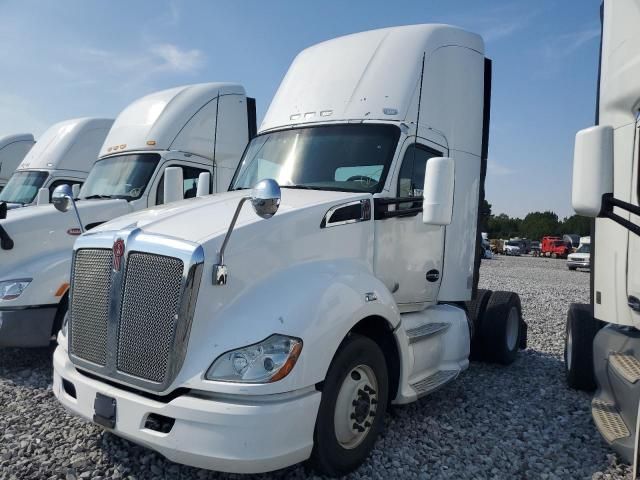 2014 Kenworth T680 Semi Truck