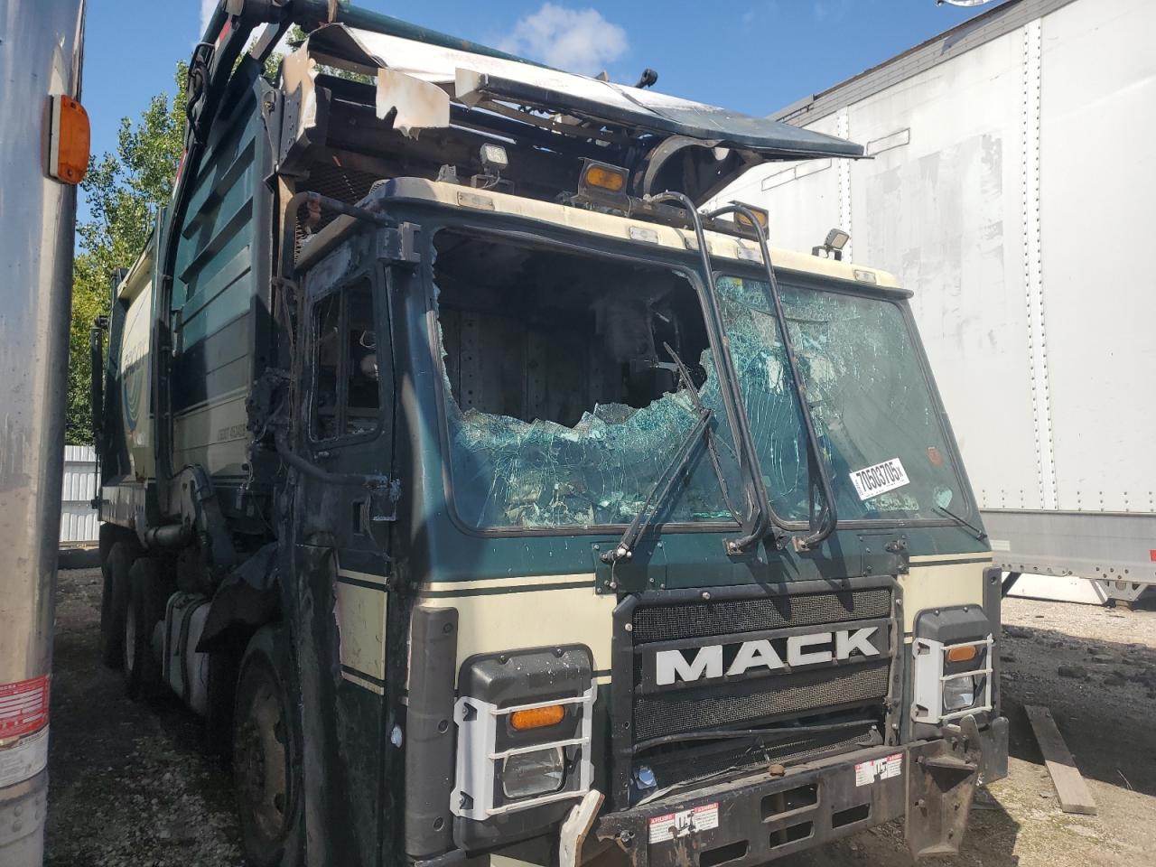 2018 Mack LR613 Refuse Truck