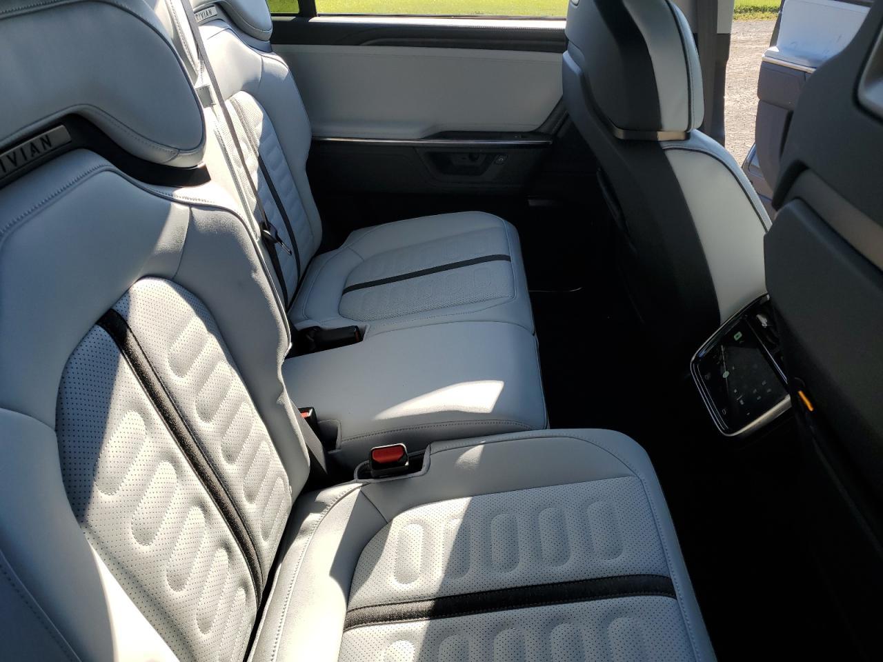 2025 Rivian R1S Adventure