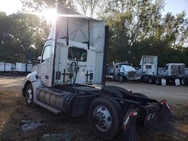 2017 Kenworth T680 Semi Truck