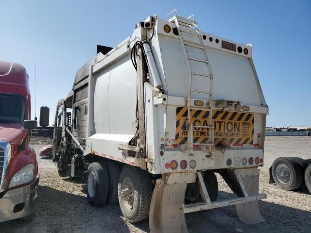 2014 Peterbilt 320 Refuse Truck