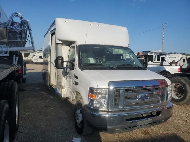 2018 Ford Econoline E350 Super Duty Cutaway Van