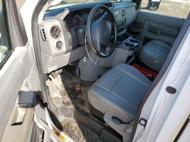 2010 Ford Econoline E450 Super Duty Cutaway Van