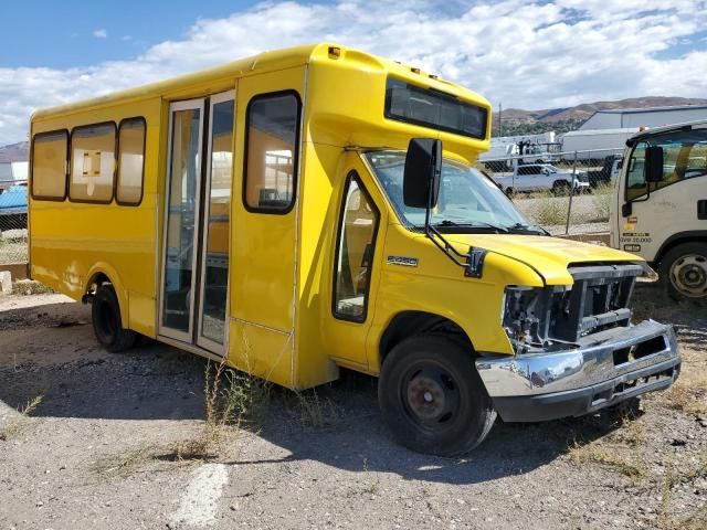 2016 Ford Econoline E450 Super Duty Cutaway Van