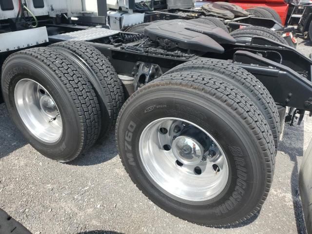 2022 Kenworth T680 Semi Truck