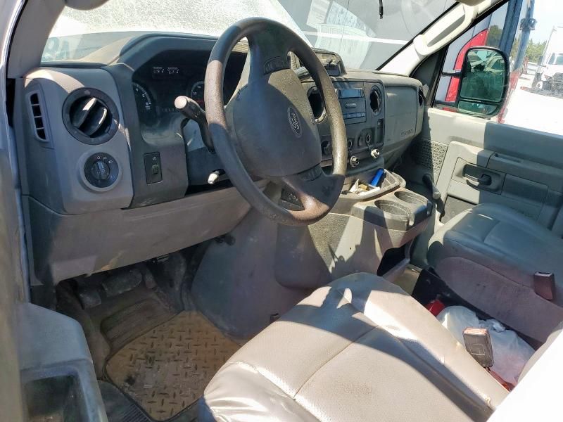 2015 Ford Econoline E350 Super Duty Cutaway Van