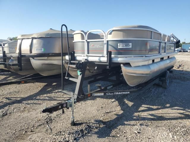 2019 Sun Tracker Partybarge