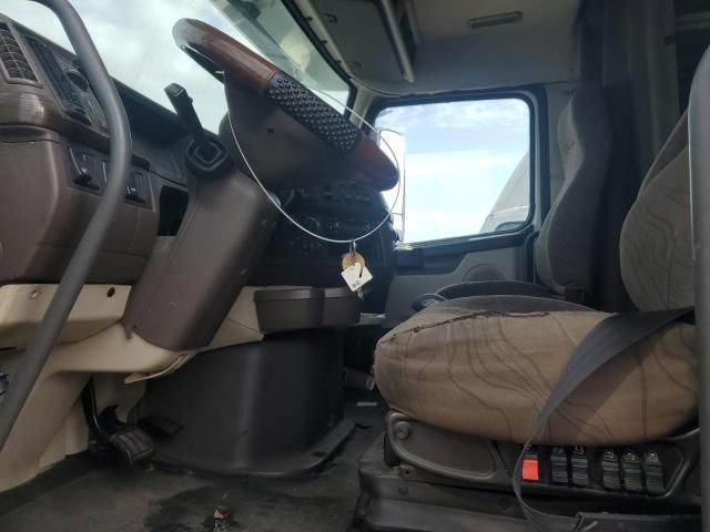 2013 Volvo VNL Semi Truck