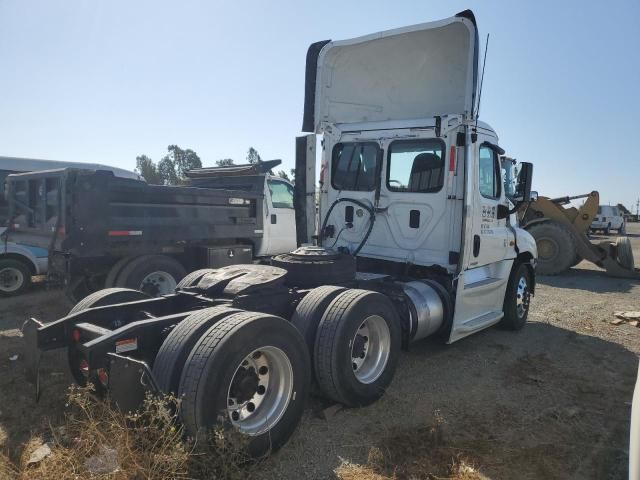 2015 Freightliner Cascadia 125 Semi Truck