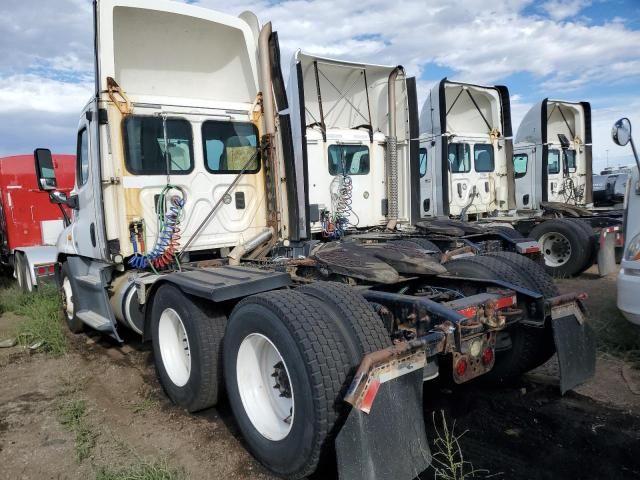 2015 Freightliner Cascadia Semi Truck