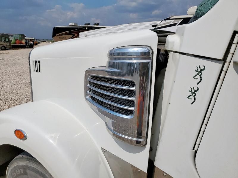 2016 Freightliner SD122 Semi Truck