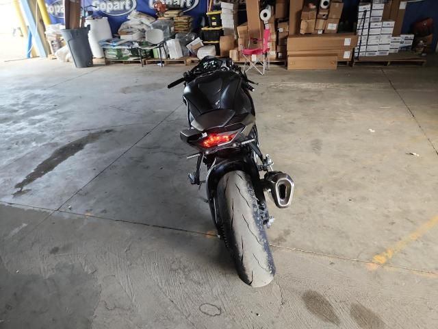 2025 Kawasaki ZX1002 L