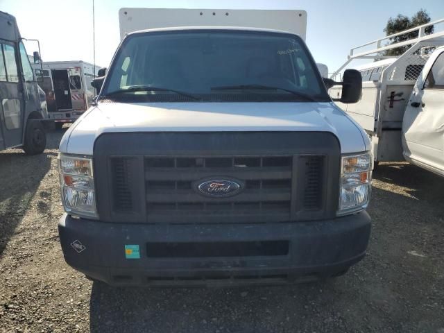2017 Ford Econoline E450 Super Duty Cutaway Van