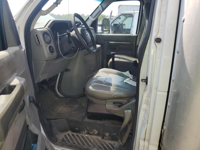 2013 Ford Econoline E350 Super Duty Cutaway Van