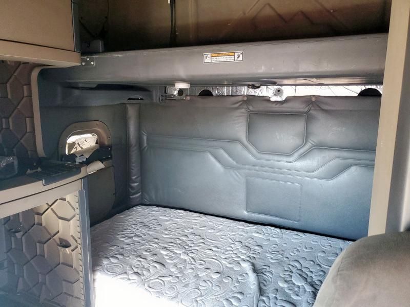 2016 Freightliner Cascadia 125 Semi Truck