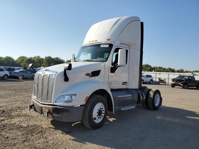 2017 Peterbilt Tractor 2017 Peterbilt 579 Semi Truck