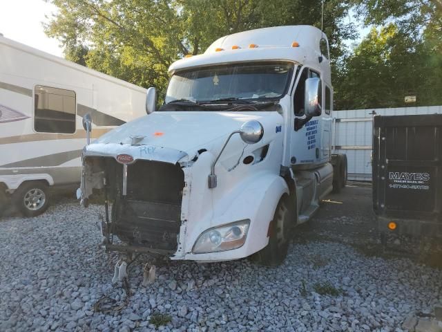 2013 Peterbilt 587 Semi Truck