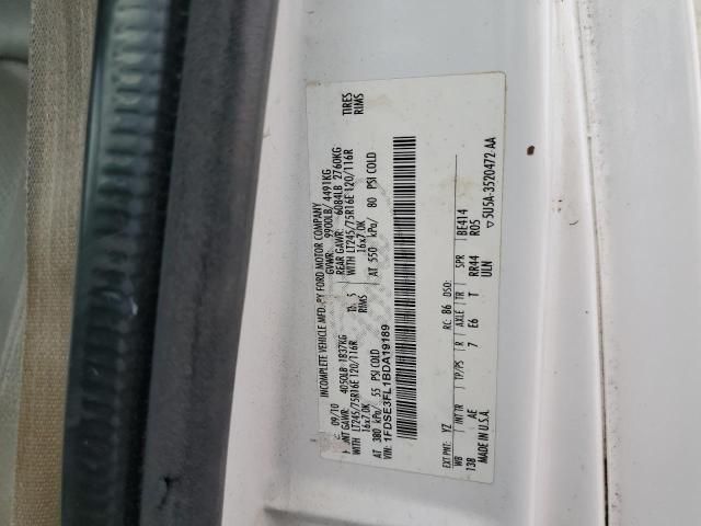 2011 Ford Econoline E350 Super Duty Cutaway Van